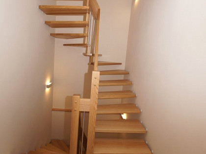 Moderne  Treppe Bolzentreppe Eschemassiv